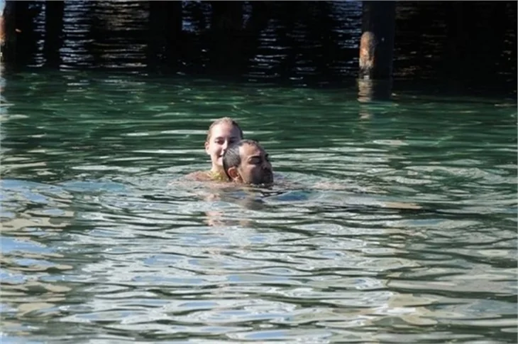 Serdar Ortaç ve Chloe deve güreşi oynarsa...