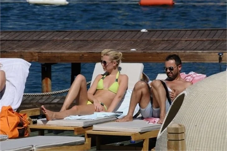 Serdar Ortaç ve Chloe deve güreşi oynarsa...
