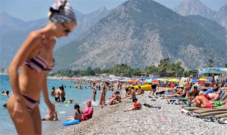 Konyaaltı Plajı tıklım tıklım