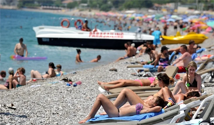 Konyaaltı Plajı tıklım tıklım