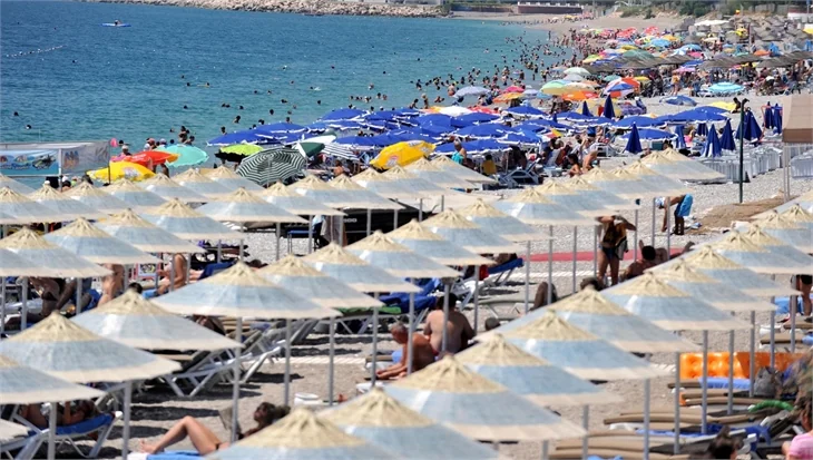 Konyaaltı Plajı tıklım tıklım