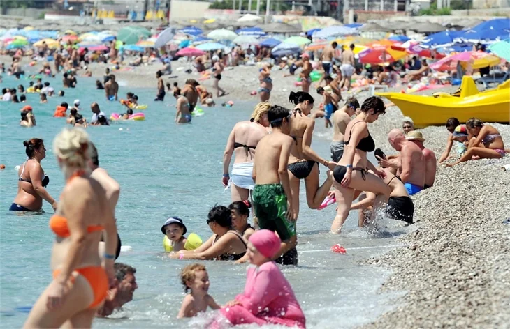 Konyaaltı Plajı tıklım tıklım