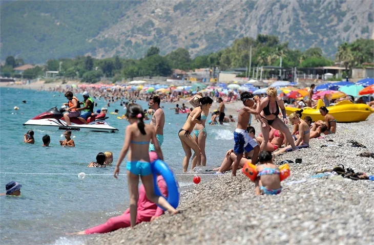 Konyaaltı Plajı tıklım tıklım