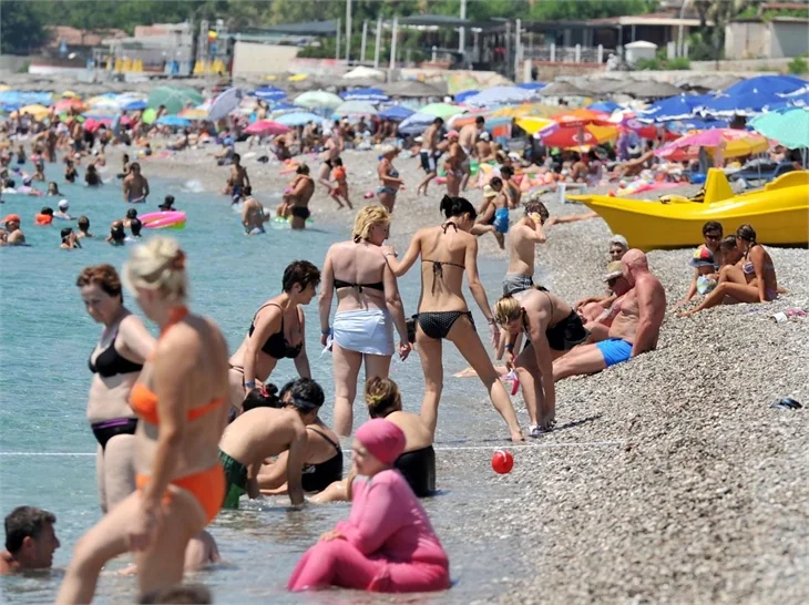 Konyaaltı Plajı tıklım tıklım