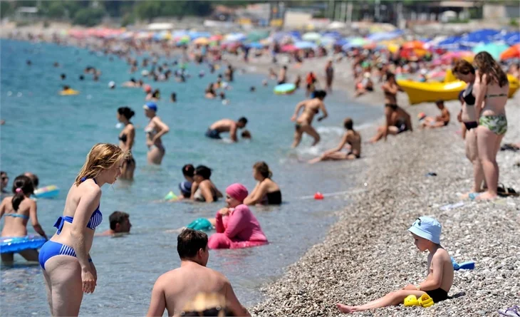 Konyaaltı Plajı tıklım tıklım