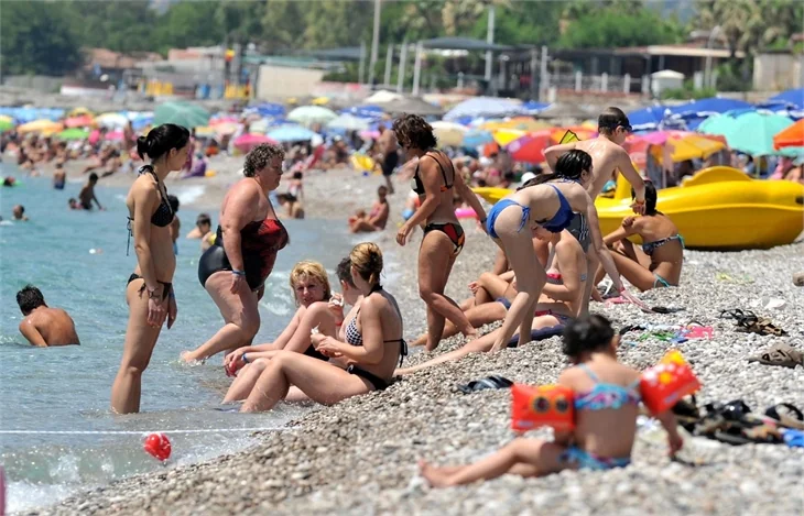 Konyaaltı Plajı tıklım tıklım