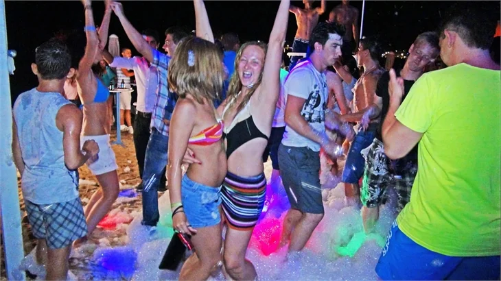 Marmaris'te plajda köpük banyosu