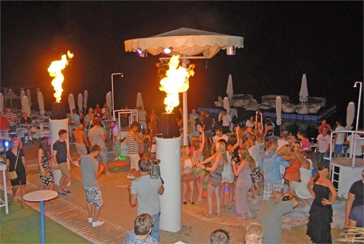 Marmaris'te plajda köpük banyosu