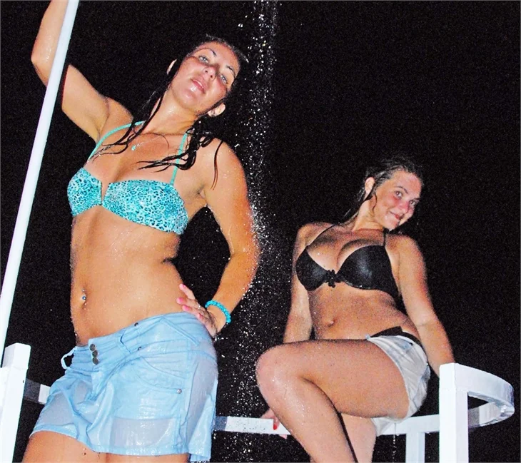 Marmaris'te plajda köpük banyosu