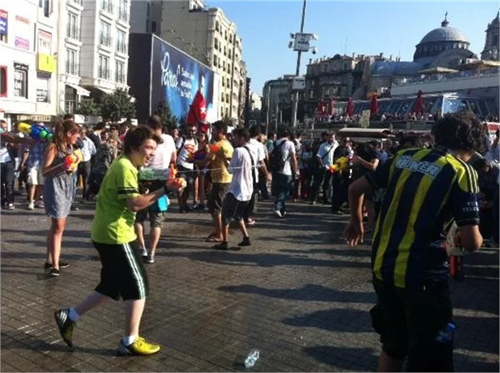 Taksim'de su savaşına polis müdahalesi!