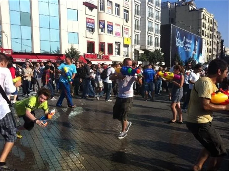 Taksim'de su savaşına polis müdahalesi!