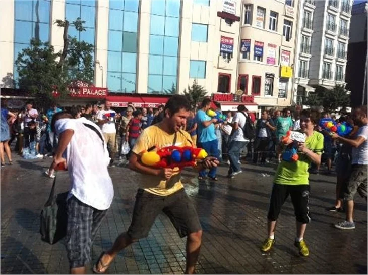 Taksim'de su savaşına polis müdahalesi!