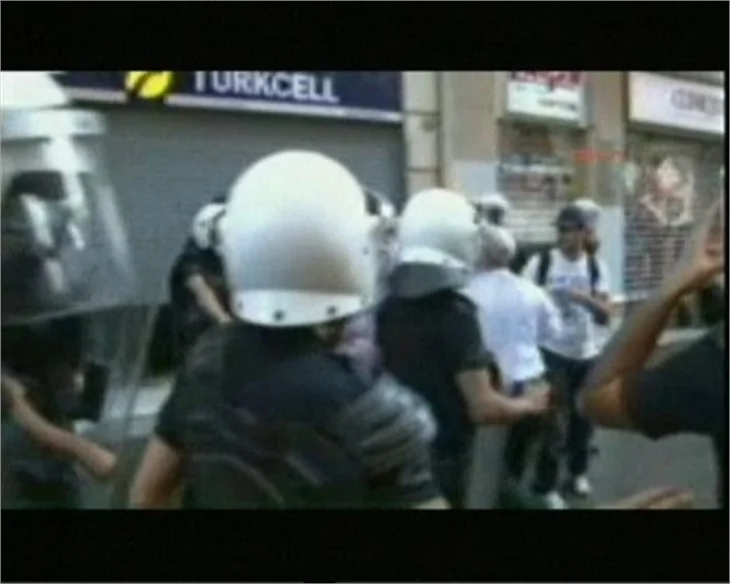 Taksim'de su savaşına polis müdahalesi!
