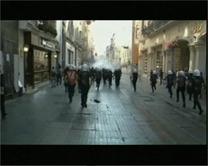 Taksim'de su savaşına polis müdahalesi!
