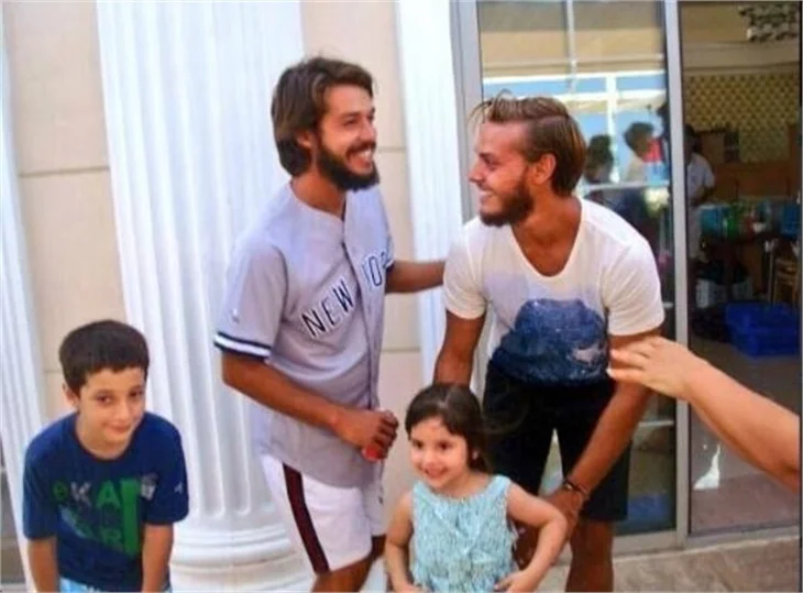 Murat ve Hilmi Cem aynı kıza aşık olursa..