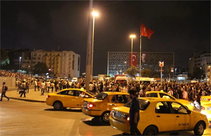 Göstericiler iftar sonrası Gezi Parkı'na akın etti!
