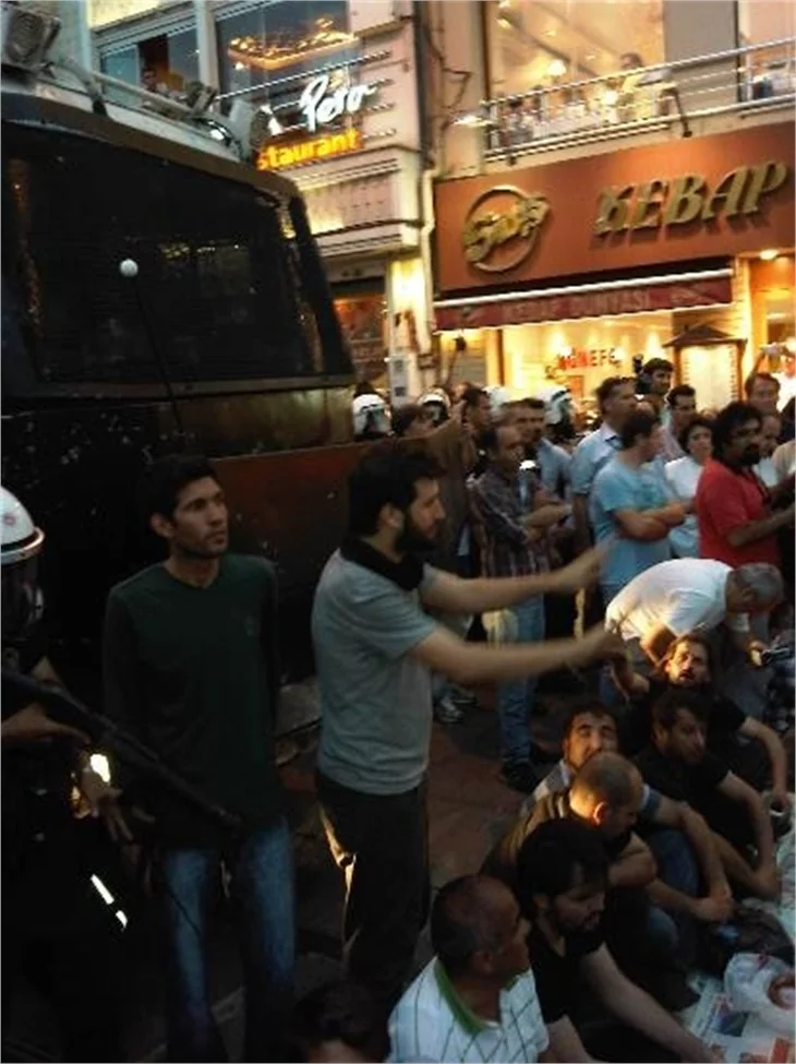 Taksim Meydanı'nda TOMA'lı iftar!