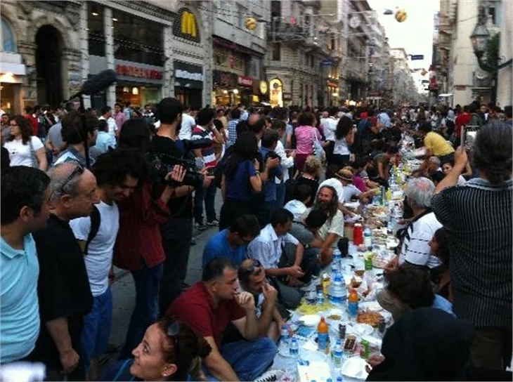 Taksim Meydanı'nda TOMA'lı iftar!