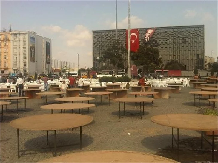 Taksim Meydanı'nda TOMA'lı iftar!