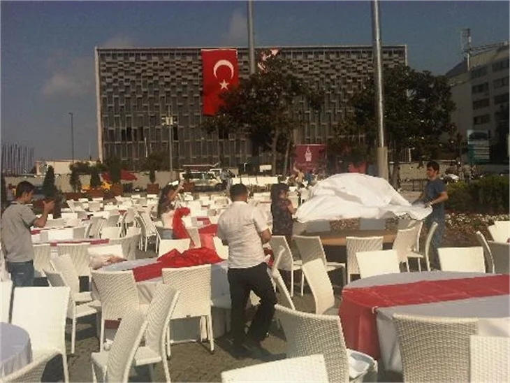 Taksim Meydanı'nda TOMA'lı iftar!