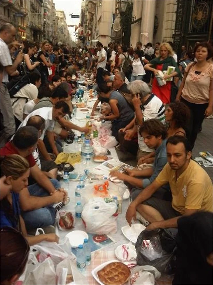 Taksim Meydanı'nda TOMA'lı iftar!