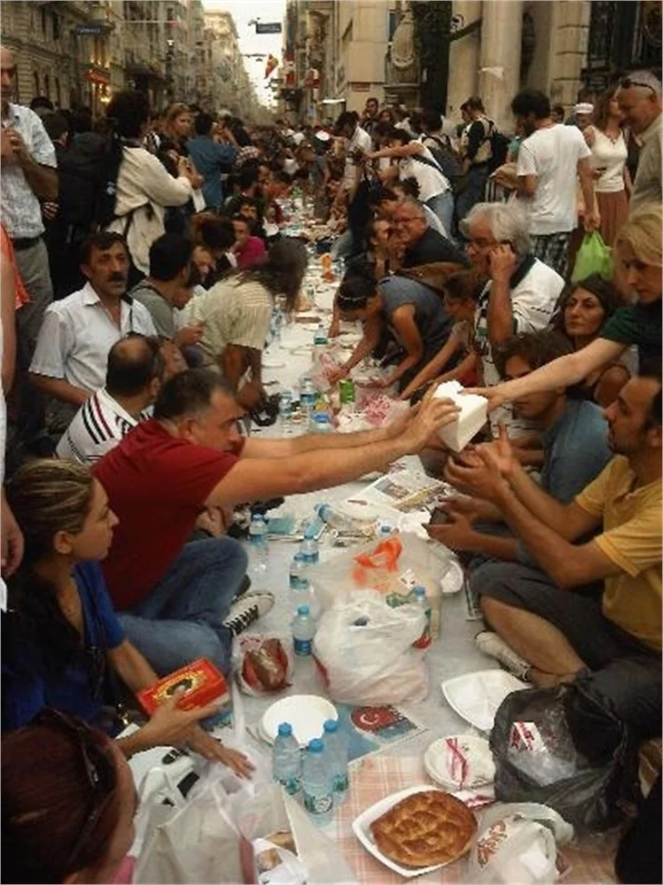 Taksim Meydanı'nda TOMA'lı iftar!
