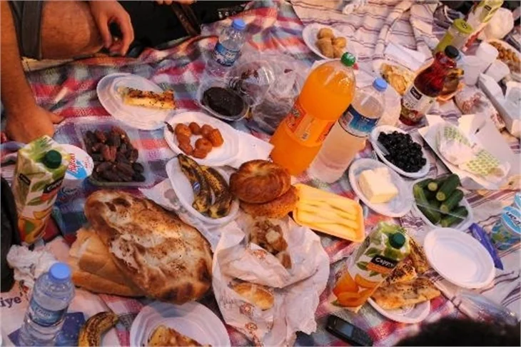 Taksim Meydanı'nda TOMA'lı iftar!