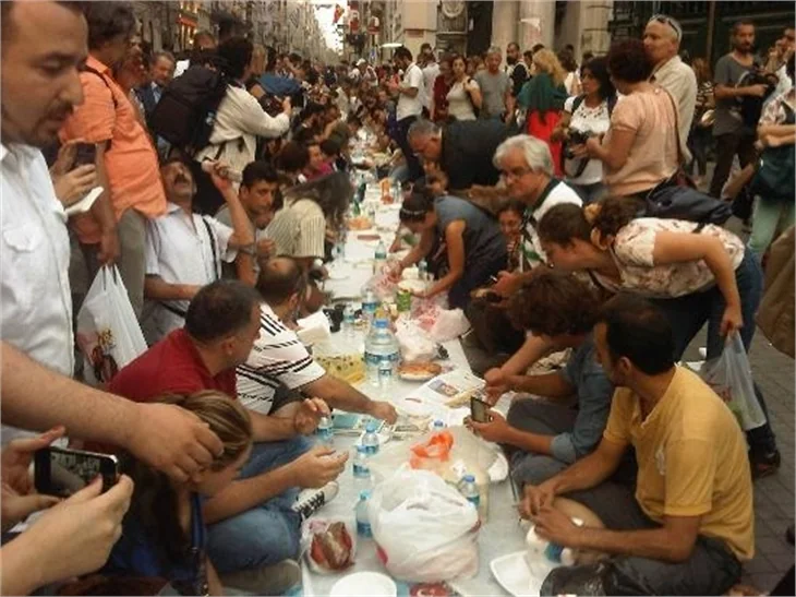 Taksim Meydanı'nda TOMA'lı iftar!