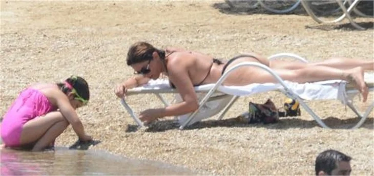 Aşkın Nur Yengi bikiniye sığmadı!