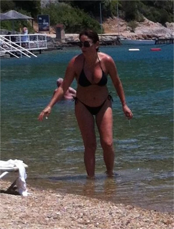 Aşkın Nur Yengi bikiniye sığmadı!