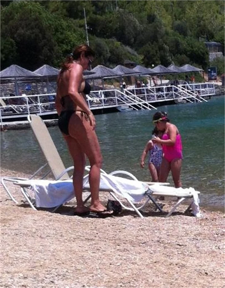 Aşkın Nur Yengi bikiniye sığmadı!