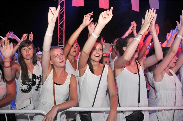 Plajda Beyaz Parti