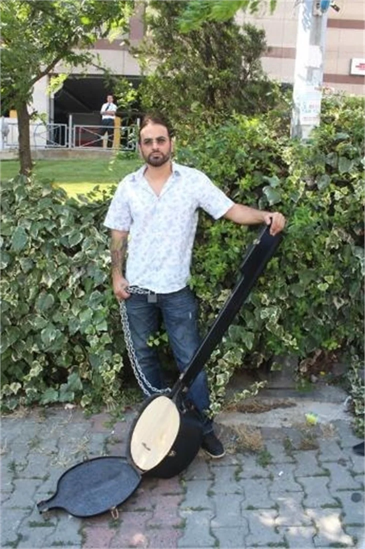 Ünlü şarkıcıdan ilginç protesto!