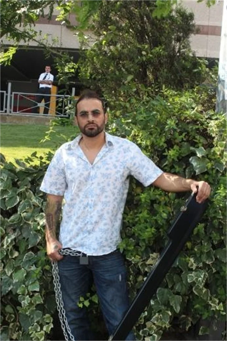 Ünlü şarkıcıdan ilginç protesto!