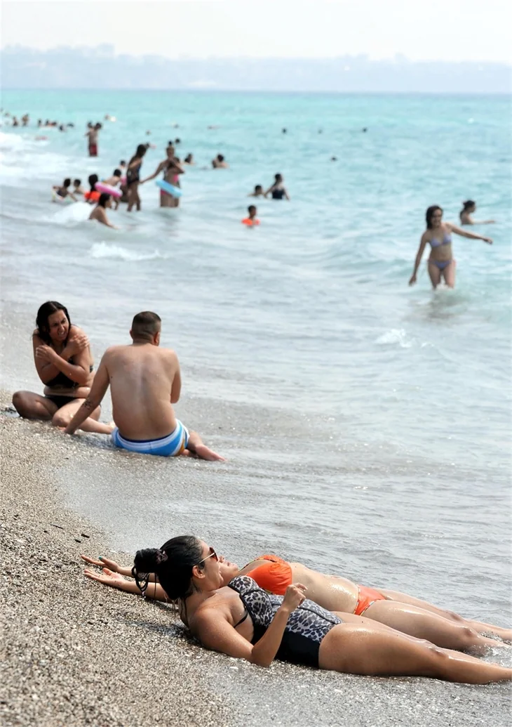 Antalya'da sıcak bunalttı
