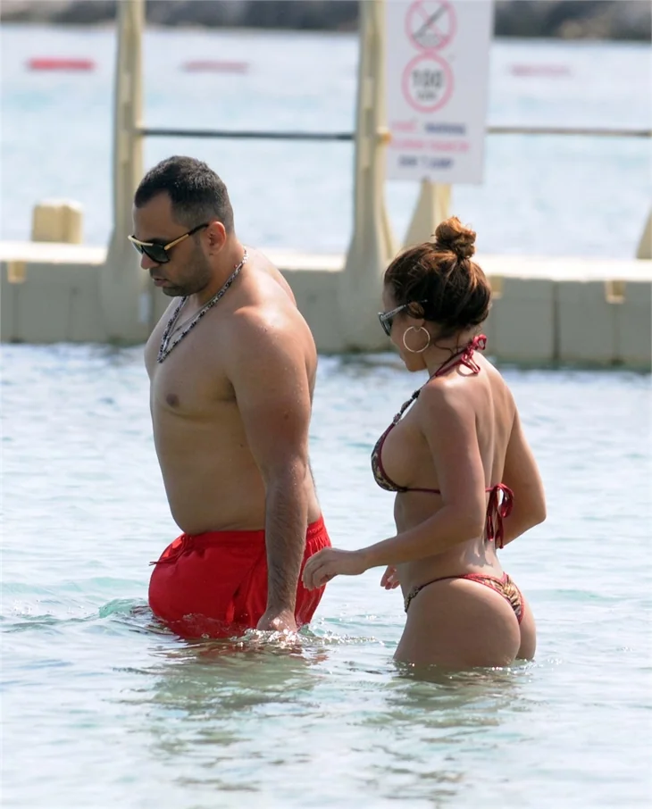 Vida Guerra'nın Çeşme tatili sürüyor