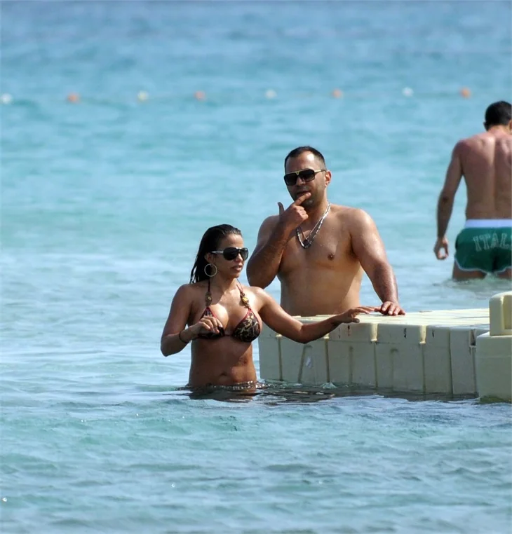 Vida Guerra'nın Çeşme tatili sürüyor