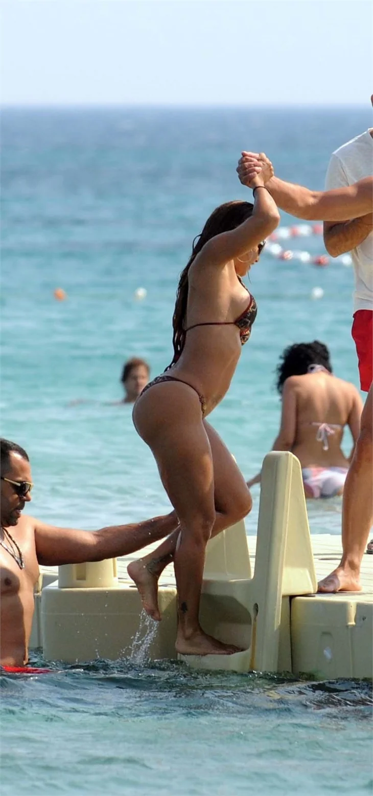 Vida Guerra'nın Çeşme tatili sürüyor