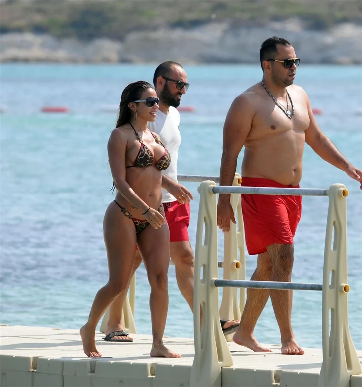 Vida Guerra'nın Çeşme tatili sürüyor