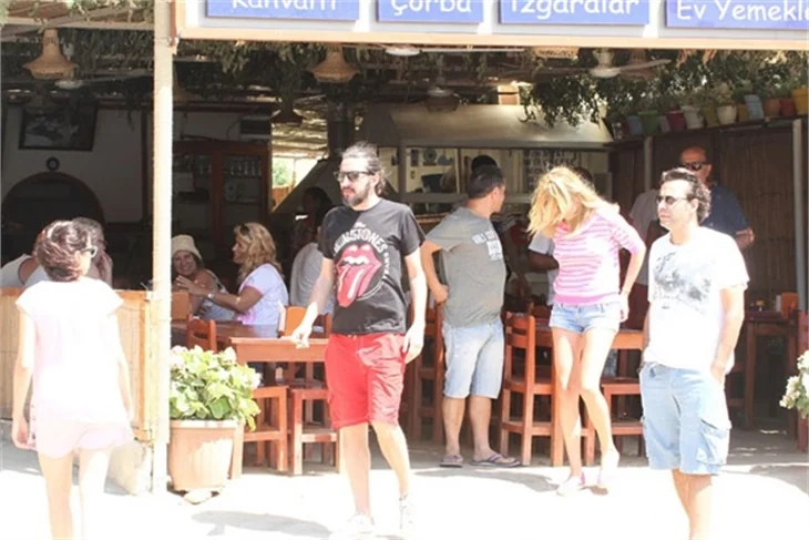 Özgü Namal'dan aşk çalımı!
