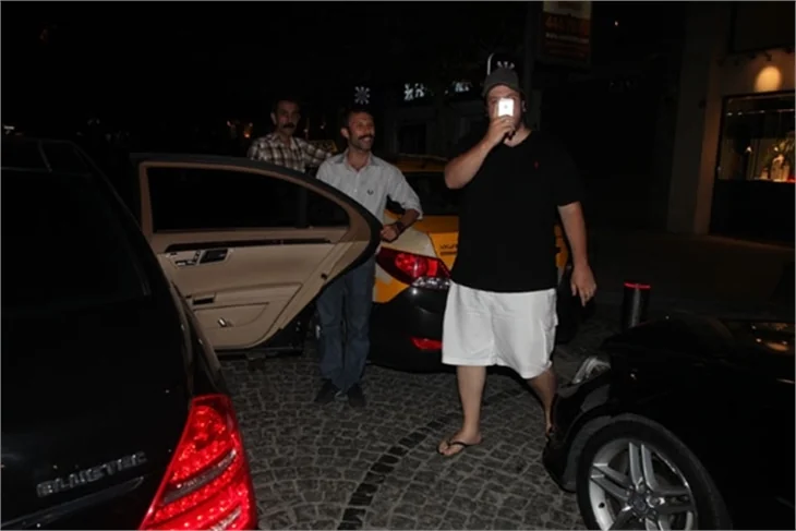 Şahan Gökbakar paparazziliğe iyice merak sardı!