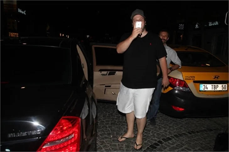 Şahan Gökbakar paparazziliğe iyice merak sardı!
