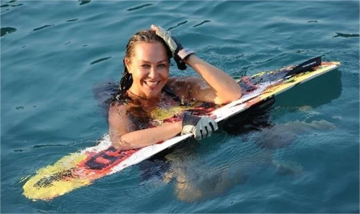 Hülya Avşar yazın da boş durmuyor!