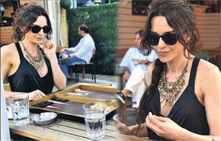 Hande Ataizi tavla öğrenmeye çalışıyor!