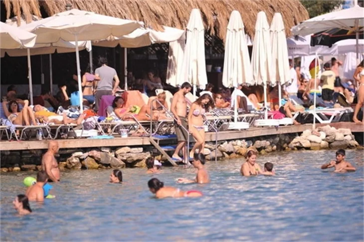 Kayıp Şehir'in güzeli sevgilisiyle tatilde...