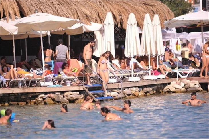 Kayıp Şehir'in güzeli sevgilisiyle tatilde...