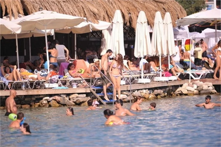 Kayıp Şehir'in güzeli sevgilisiyle tatilde...