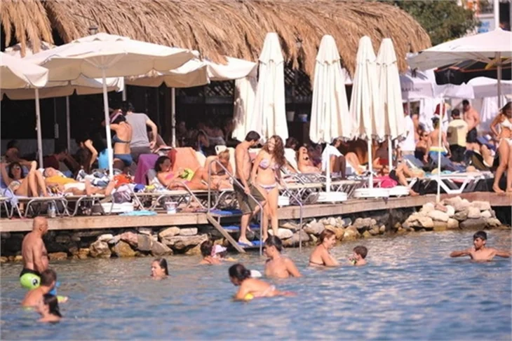 Kayıp Şehir'in güzeli sevgilisiyle tatilde...