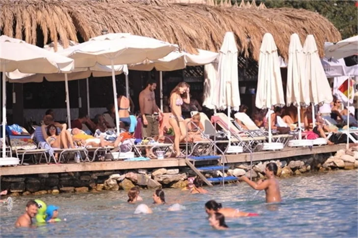 Kayıp Şehir'in güzeli sevgilisiyle tatilde...