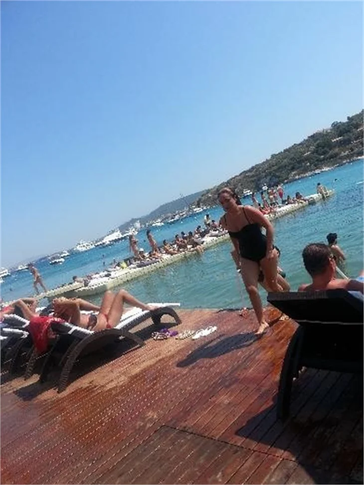 Ezgi Mola sıcağa daha fazla dayanamadı!